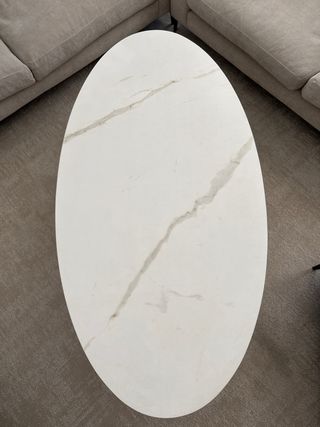 Mesa de centro ovalada de mármol