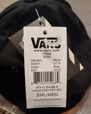 Gorra Vans Negra con Diseño Multicolor