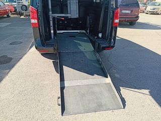 Furgoneta con rampa para minusválidos