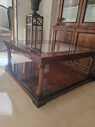 Mesa de centro cuadrada, de madera y cristal.