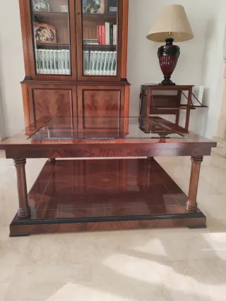 Mesa de centro cuadrada, de madera y cristal.