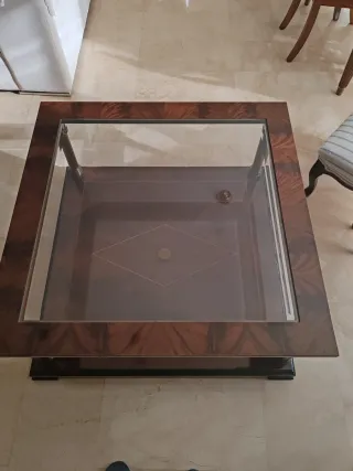 Mesa de centro cuadrada, de madera y cristal.