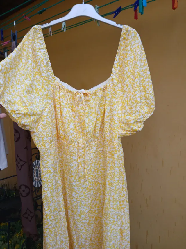 Vestido de verano floral amarillo