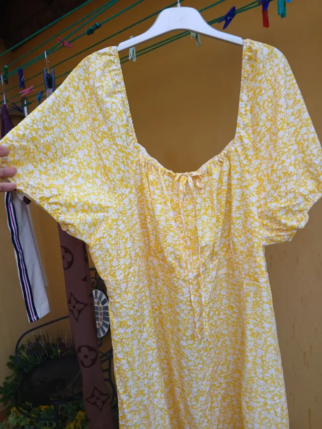 Vestido de verano floral amarillo