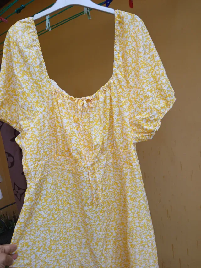 Vestido de verano floral amarillo