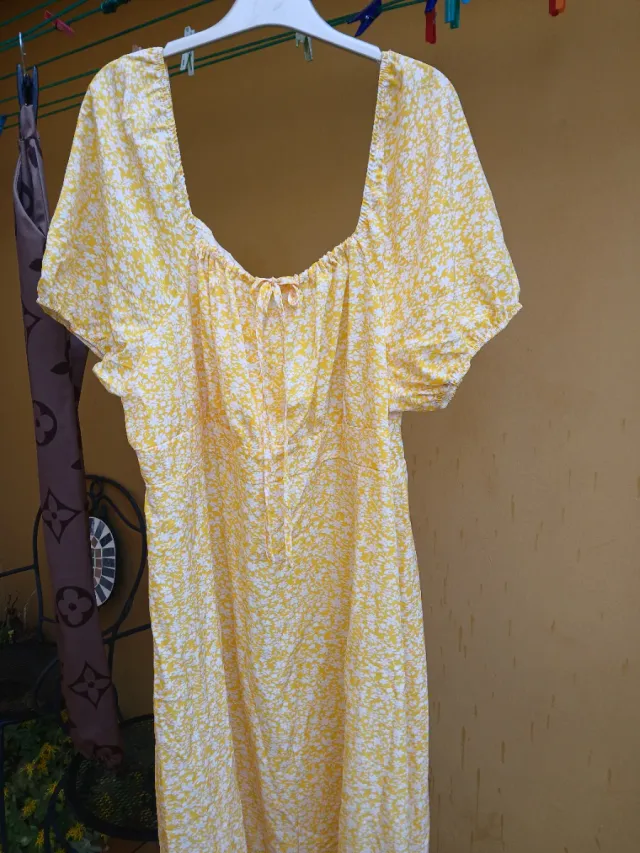 Vestido de verano floral amarillo
