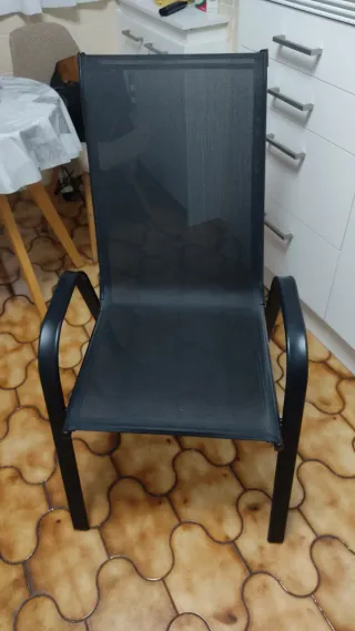 Sedia da giardino nera e grigia