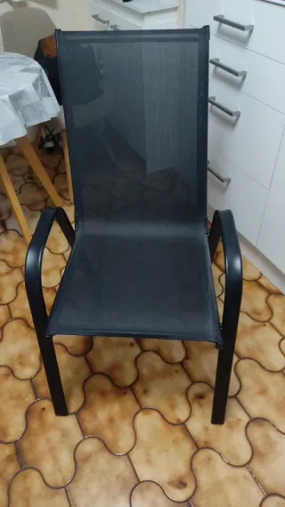 Sedia da giardino nera e grigia