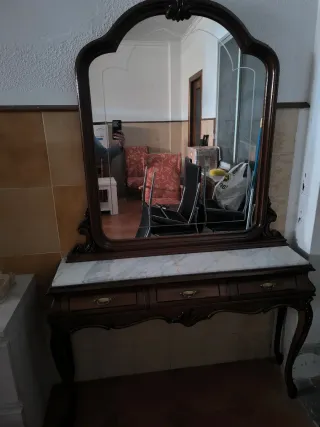 Tocador de madera con espejo y mármol