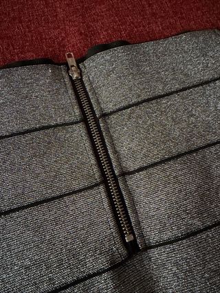 Falda elástica plateada con rayas negras