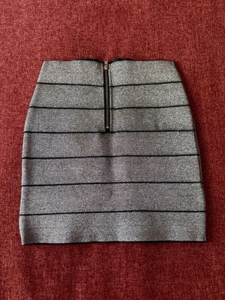Falda elástica plateada con rayas negras