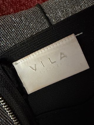 Falda elástica plateada con rayas negras