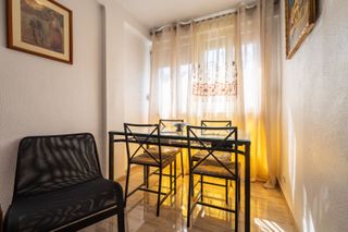 Mesa de comedor con 4 sillas