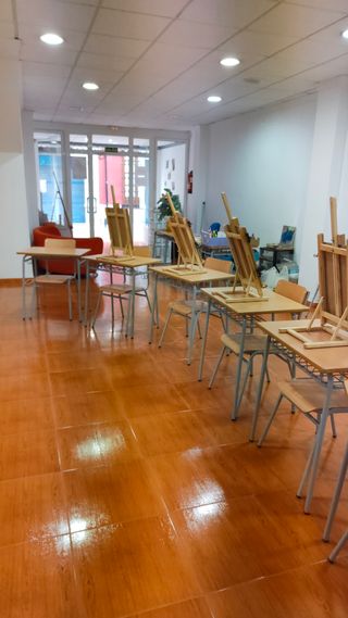 20 pupitres y sillas de madera