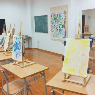 20 pupitres y sillas de madera