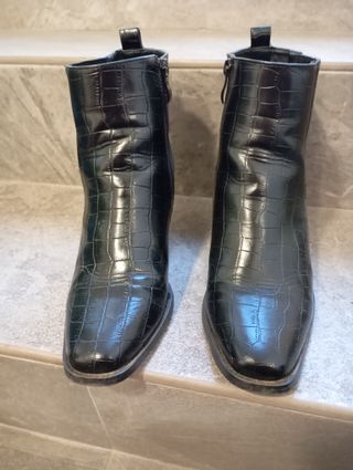 Botines negros estilo piel cocodrilo