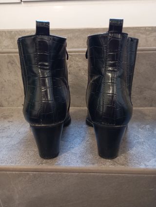 Botines negros estilo piel cocodrilo