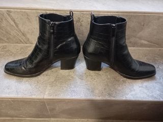 Botines negros estilo piel cocodrilo