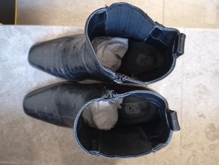 Botines negros estilo piel cocodrilo