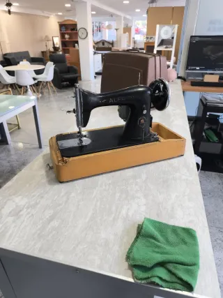Máquina de coser Alfa antigua