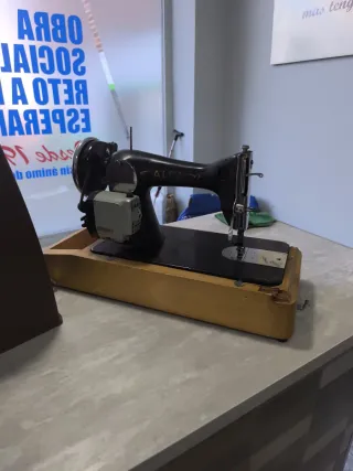 Máquina de coser Alfa antigua