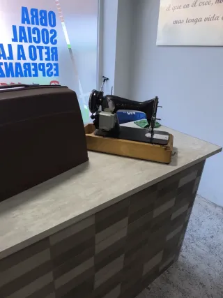 Máquina de coser Alfa antigua