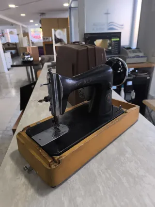 Máquina de coser Alfa antigua