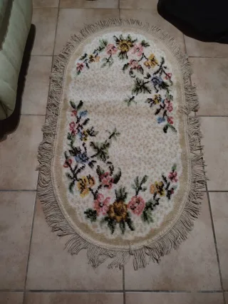 Alfombra ovalada con flores y flecos