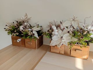 Macetas de madera con flores artificiales