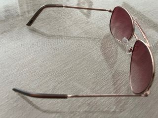 Gafas de sol aviador doradas y rosas