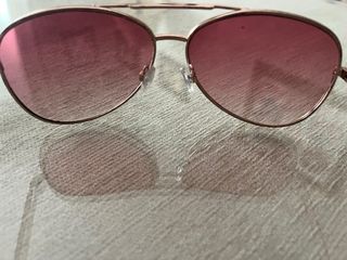 Gafas de sol aviador doradas y rosas