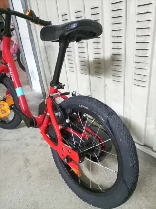 Bicicleta B'TWIN sin pedales roja