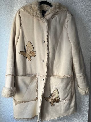 Chaqueta beige con mariposas y piel ecológica