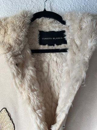 Chaqueta beige con mariposas y piel ecológica