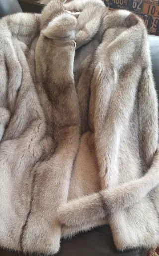 Chaquetón de pelo beige y gris