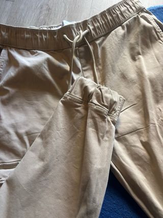 Pantalón cargo beige hombre