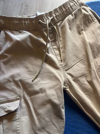 Pantalón cargo beige hombre