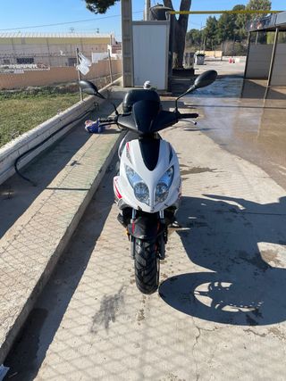 Moto Scooter Blanca y Roja