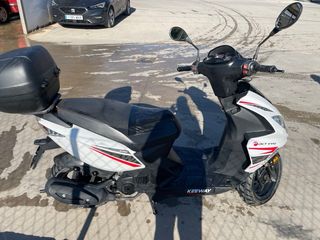 Moto Scooter Blanca y Roja