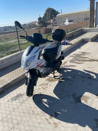 Moto Scooter Blanca y Roja