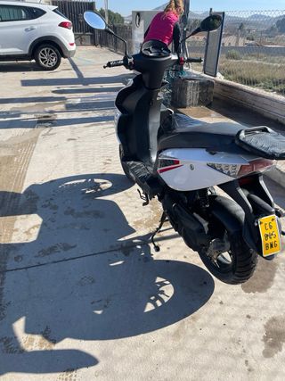 Moto Scooter Blanca y Roja