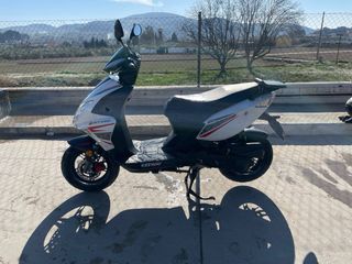 Moto Scooter Blanca y Roja