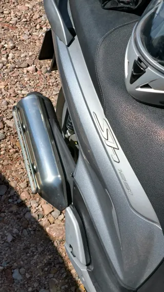 Honda SH125i Scooter Automática Gris. ((2011))