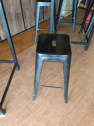 Banqueta alta metálica negra (aprox 18 unidades)