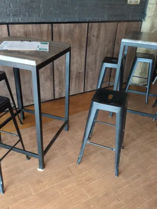 Banqueta alta metálica negra (aprox 18 unidades)