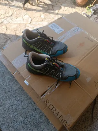 Zapatillas trail running Zitop negras y azules