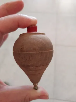 Peonza de madera con punta metálica