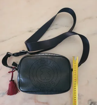 Bolso Tous Negro con Adorno Rojo