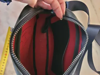 Bolso Tous Negro con Adorno Rojo