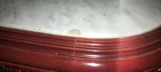 Mesa baja de madera y mármol